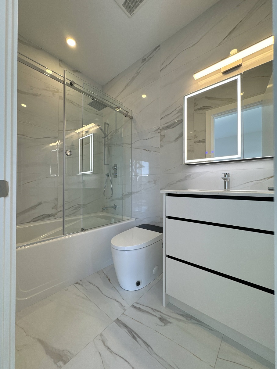  Shower Glass Doors That Make West Vancouver Bathrooms Feel Calm and Clean 